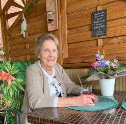 Otti Angles auf ihrer Terrasse in Bruschied im Hunsrück